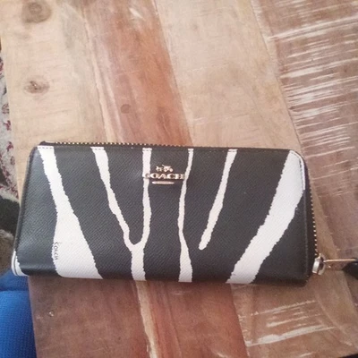 Muñequera tipo billetera COACH con patrón de cebra fresca de cuero blanco y negro con cremallera alrededor Foto 1 de 4