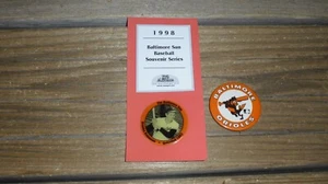 1998 Brooks Robinson Baltimore Sun Souvenir Pin - HOF Great - Plus Orioles Pin - Picture 1 of 6