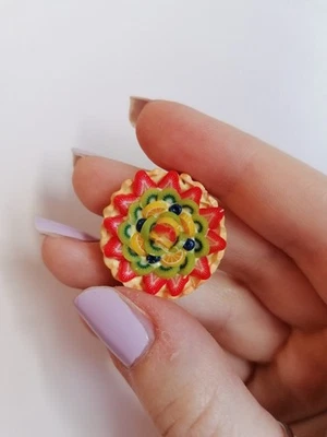 Miniatura dollhouse crostata di frutta in scala 1:12  fatto a mano in fimo - Immagine 1 di 4