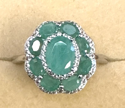 Impresionante anillo de plata de ley con circón blanco rodio sobre esmeralda de Zambia Foto 1 de 4