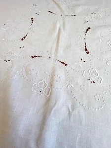 Vintage Linen Tea Cloth Tablecloth with Emboridered Flowers YY526 - Picture 1 of 10
