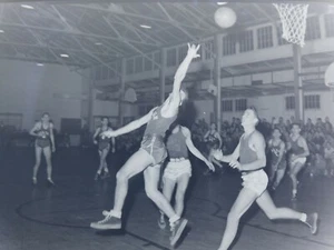 Negativo foto antigua original de baloncesto collage Mohawk v Sampson 1949 H14 - Imagen 1 de 5