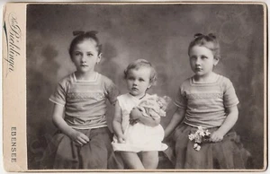 3 Lindas Niñas Pequeñas Hermanas con MUÑECA Foto Artística Sepia, Ebensee ALEMANIA 1910s - Imagen 1 de 2