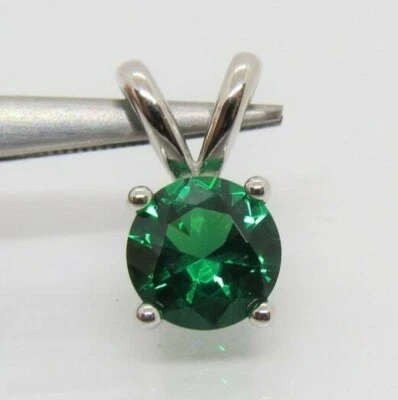 Colgante solitario de 4 puntas para mujer 6 mm simulado enchapado en oro blanco verde plateado Foto 1 de 4