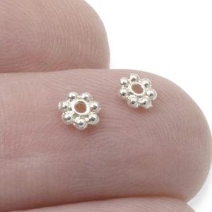 50 Bright Silver 4mm Daisy Spacers - TierraCast Designed - Tiny Jewelry Beads - Foto 1 di 8