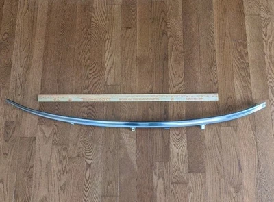 Parabrisas inferior cromado OEM 1984-1989 Toyota Truck 4Runner Foto 1 de 4