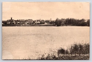 Postal danesa vintage Skanderborg Dinamarca vista lago molinos de viento - Imagen 1 de 2