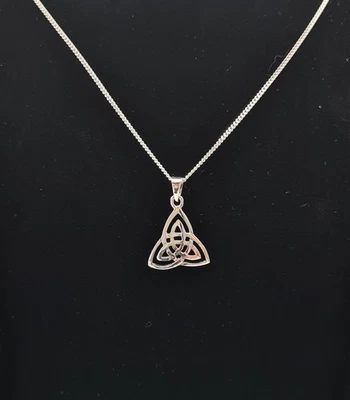 Collar colgante de triquetra celta de plata de ley 925 cadena de plata de 18" en caja Foto 1 de 4