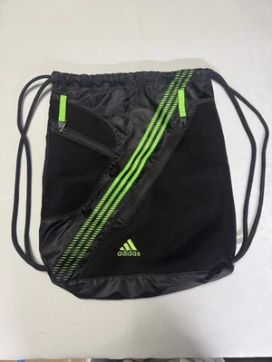 Mochila esportiva Adidas Draw String preta e verde 2 bolsos com zíper - Imagem 1 de 4