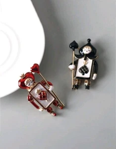 2 Brooch Pins Red Heart & Black Soldier Queen Of Hearts - Picture 1 of 5