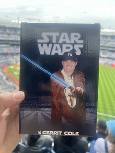 Día de Star Wars de los Yankees de Nueva York - Gerrit Cole Jedi Bobblehead SGA sorteo 5/4/2024 sin usar, en caja - Imagen 1 de 6