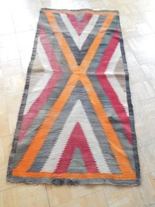 ANTIQUE NAVAJO c1920 RUG WEAVING - GREAT COLORS + AN EYE DAZZLING DESIGN ! - Picture 1 of 1