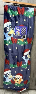 Nueva Guirnalda de Navidad Bluey & Bingo 60"x 90" Azul Oscuro Manta en Percha Foto 1 de 4