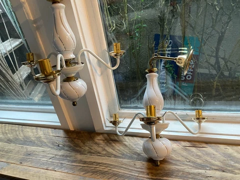 VINTAGE MEDIUM 1970-80'S WHITE & GOLD CERAMIC 3 LIGHT CHANDELIER CEILING LIGHT Cover