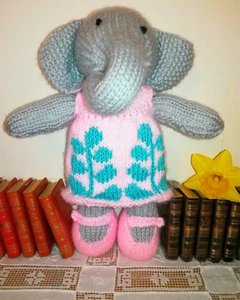 Elefantenmädchen & abnehmbares Kleid - handgestricktes Stofftier - neu maßgeschneidert gefertigt - Bild 1 von 1
