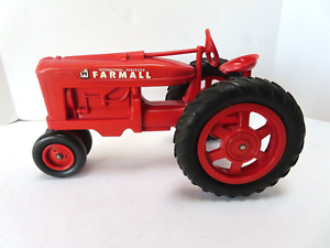 Miniature plastic Farmall Mc Cormick tractor in nice condition 1/16 scale