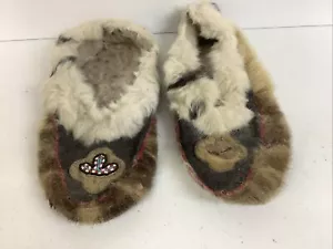 VINTAGE ESKIMO BEADED MOCCASINS-HAND MADE-ALASKA-MISSING BEADS ON ONE - Picture 1 of 5