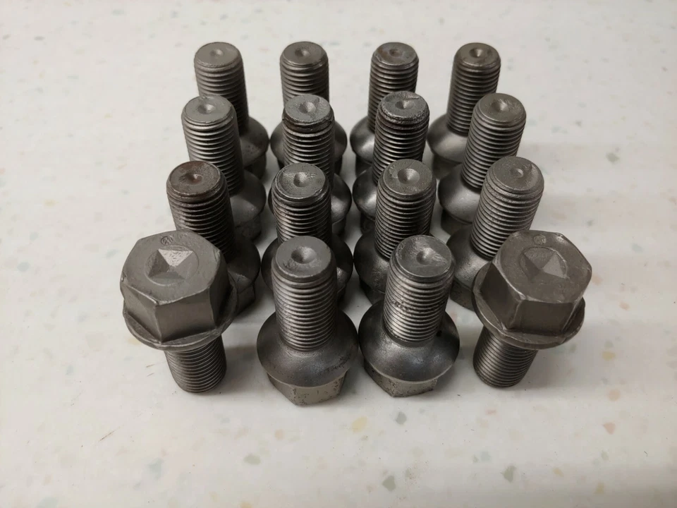 MUY BONITO JUEGO DE 16 PERNOS DE TUERCA DE ACERO ORIGINALES USADOS ORIGINALES PORSCHE 914 M14X1.5X25 Foto 1 de 2