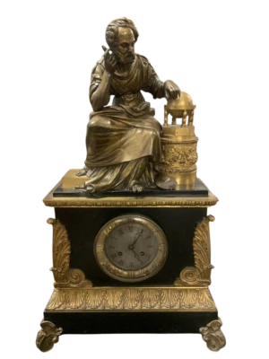 Antico orologio a pendolo in bronzo dorato figura di Copernico  marmo nero ep... - Immagine 1 di 4