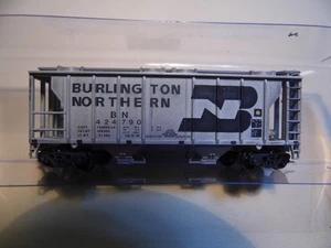 N - Atlas 31882 - 2 Bay PS-2 Covered Hopper, Burlington BN       Weathered w/M-M - Picture 1 of 2