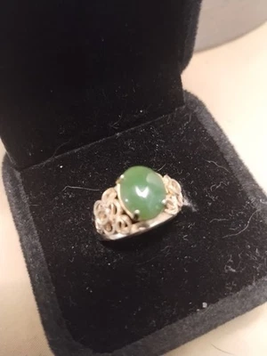 Anillo gitano vintage de oro amarillo de 14 kgf con una piedra de jade verde ovalada. Talla 6 Foto 1 de 3