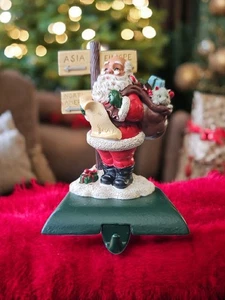 Medias de hierro fundido pintado a mano vintage POTPOURRI Santa @ Crossroads - Imagen 1 de 5