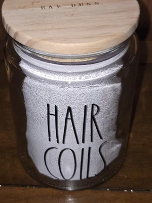 Tarro de vidrio Rae Dunn HAIR COIL.  Sostiene lazos para el cabello y otros accesorios para el cabello usados en excelente estado  Foto 1 de 4