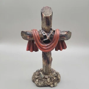 Cruz de pie sobre rocas cubierta con una túnica escarlata - Imagen 1 de 7