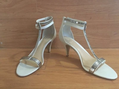 Zapatos de salón Vince Camuto blancos plateados metálicos con correa al tobillo de cuero con cremallera superior 8M Foto 1 de 4