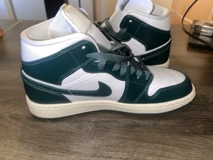 Mujer Air Jordan 1 Medio Blanco/Verde Oxidado-Vela Zapatos Talla 8.5 - BQ6472133 - Imagen 1 de 11