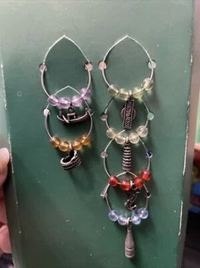 Dijes de copa de vino CHEERS en 6 diseños diferentes NUEVOS - Imagen 1 de 9