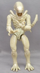 Figura Alien Xenomorph 2019 de 5" plateada suelta en excelente estado 20th Century Fox Lanard - Imagen 1 de 7