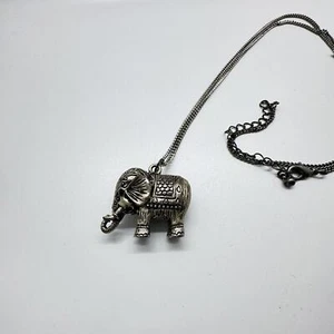 Boho Halskette mit silberfarbenem Elefantenanhänger - lange Kette Vintage-inspiriert - Bild 1 von 3