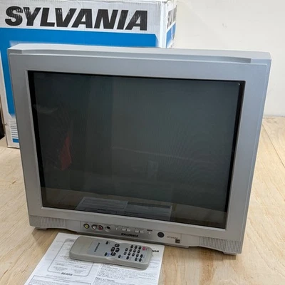 Vintage Sylvania SRT2420P 20“ Flat Screen CRT TV AV S-Video Coaxial w Remote Box - Image 1 of 4