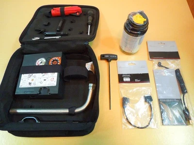 KIT DE HERRAMIENTAS COMPRESOR SELLADOR AIRE NEUMÁTICOS AUDI R8 CON ESTUCHE OEM Foto 1 de 4