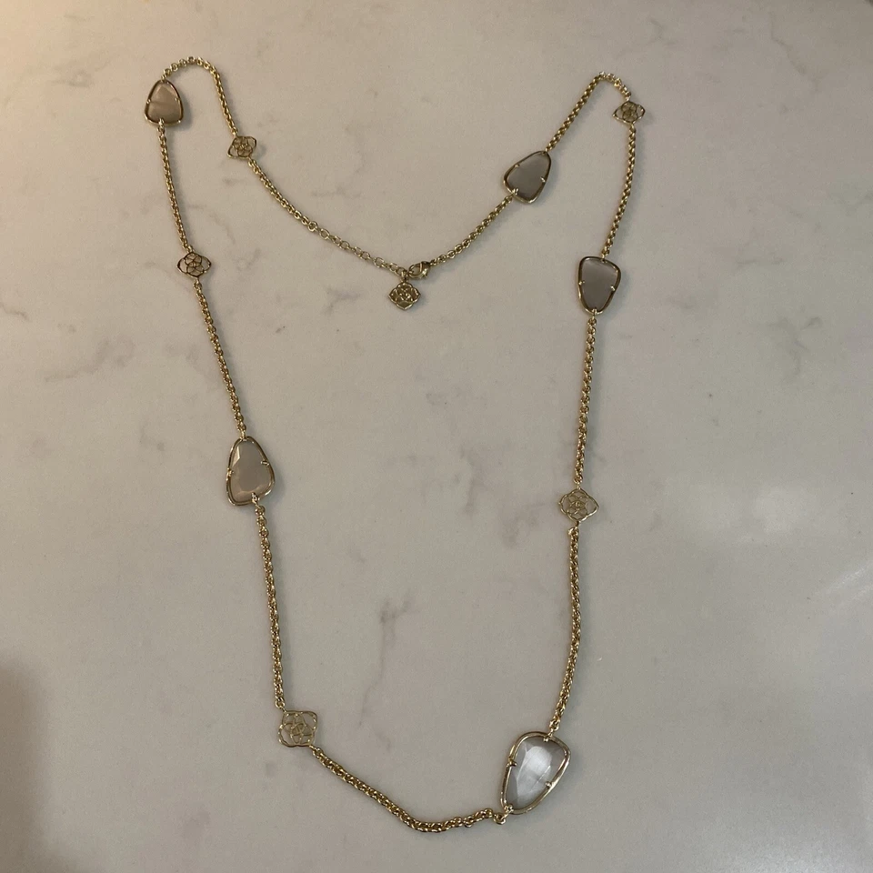 Collar Estación Kendra Scott Kinley Gris Pizarra Ojo de Gato Logo Cadena Larga Foto 1 de 1