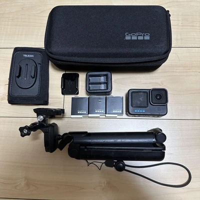 GoPro 11 NEGRO con 3 Baterías Cargador Doble Trípode Estuche de Transporte Accesorios Foto 1 de 4