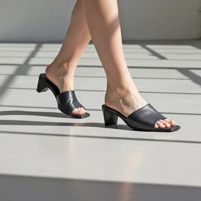 Sandalias Bally Mules 38 EE. UU. 7,5 para mujer de cuero negro tacón de gatito punta cuadrada deslizables Foto 1 de 4