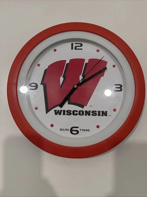 Reloj de pared a batería con logotipo de tejones de la Universidad de Wisconsin hora del sol Foto 1 de 4
