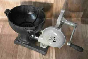 Antiguo horno de forja herrero con ventilador soplador manual tipo pedal mango - Imagen 1 de 6