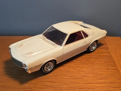 Jo-Han 1969 Javelin AMX techo rígido 1/25 promoción de concesionario - blanco + interior ciruela - RARO Foto 1 de 4