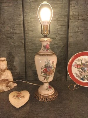 Lámpara de mesa vintage Paul Hanson florero floral de porcelana de 3 piezas con latón elaborado  Foto 1 de 4