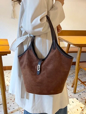 Bolso de Mano Hobo 2024 para Mujer Buckskin - Bolso de Hombro de Terciopelo Suave con Borde Acolchado Foto 1 de 4