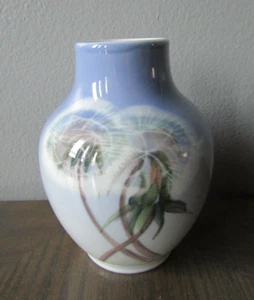 Jarrón de porcelana Royal Copenhagen Dinamarca diente de león flores, #2639 4,5"H - Imagen 1 de 5