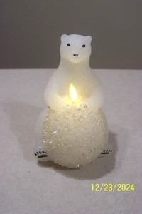 Martha Stewart flammenlose, sitzende Eisbär Figur. Stumpenkerze sehr guter Zustand lesen - Bild 1 von 15