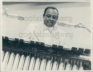 Press Photo Jazz Legend Lionel Hampton Playing Musser Vintage Mics - Picture 1 of 2