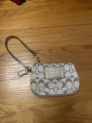 蔻驰签名罂粟米色金色腕带钱包 — 第 1/4 张图片