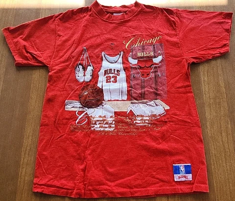 Vintage 90's Nutmeg Chicago Bulls Red T-Shirt Size XL NBA Michael Jordan Cover