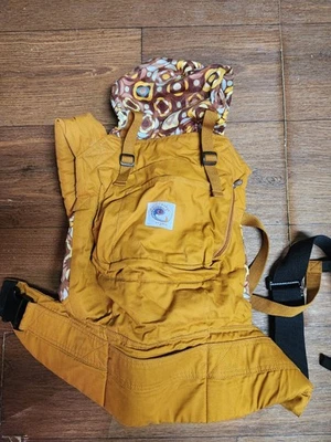 Transportador orgânico Ergo Baby original com inserção infantil na caixa - Imagem 1 de 4
