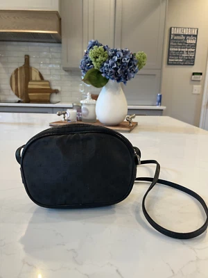 Mini bandolera Fendi vintage recubierta de lona negra con correas de cuero Foto 1 de 4